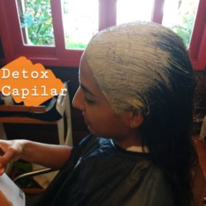 Argiloterapia capilar, detox do couro cabeludo aplicado no Caule Ecosalão.